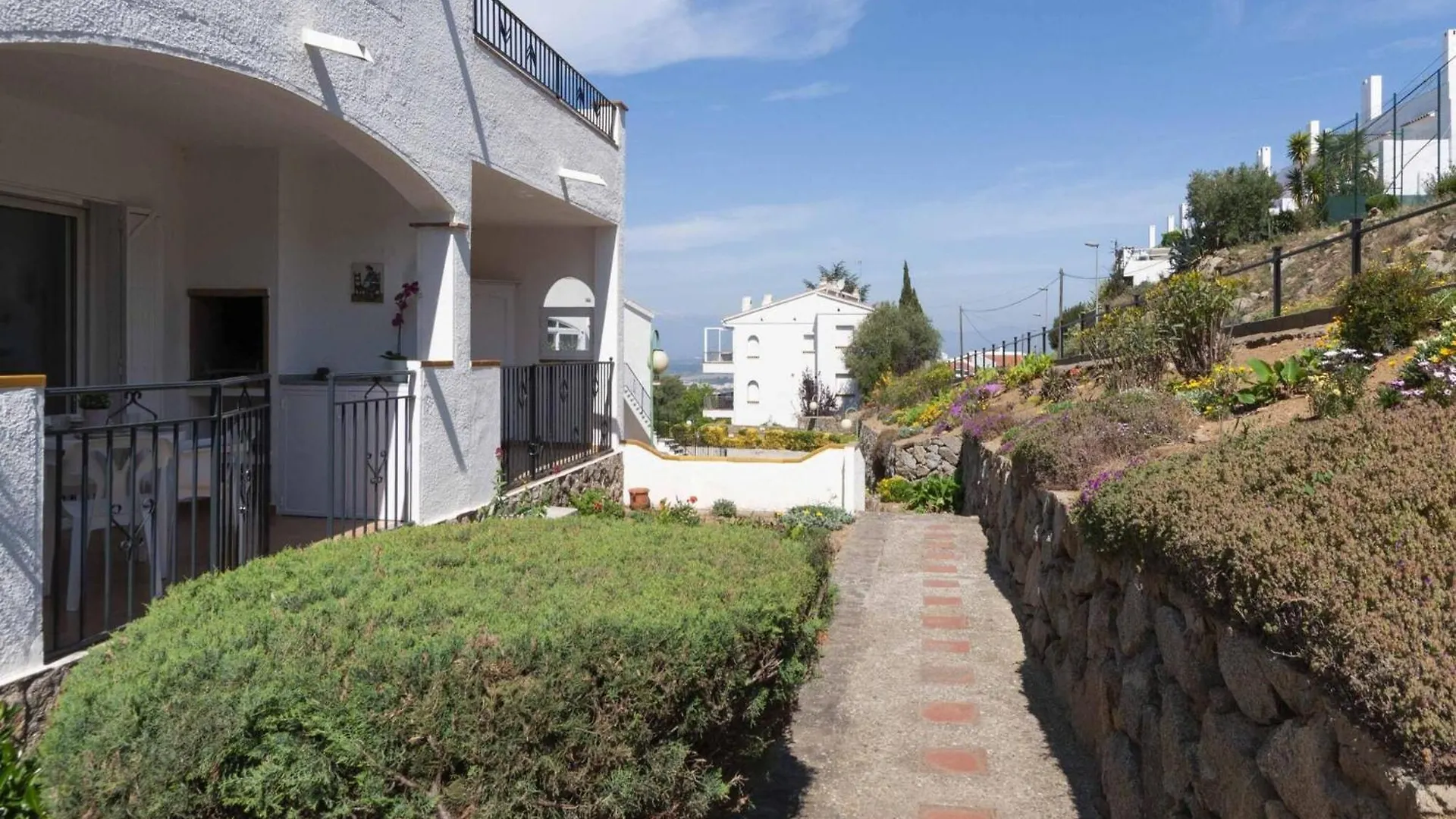 Apartment In Roses With Mountain Views