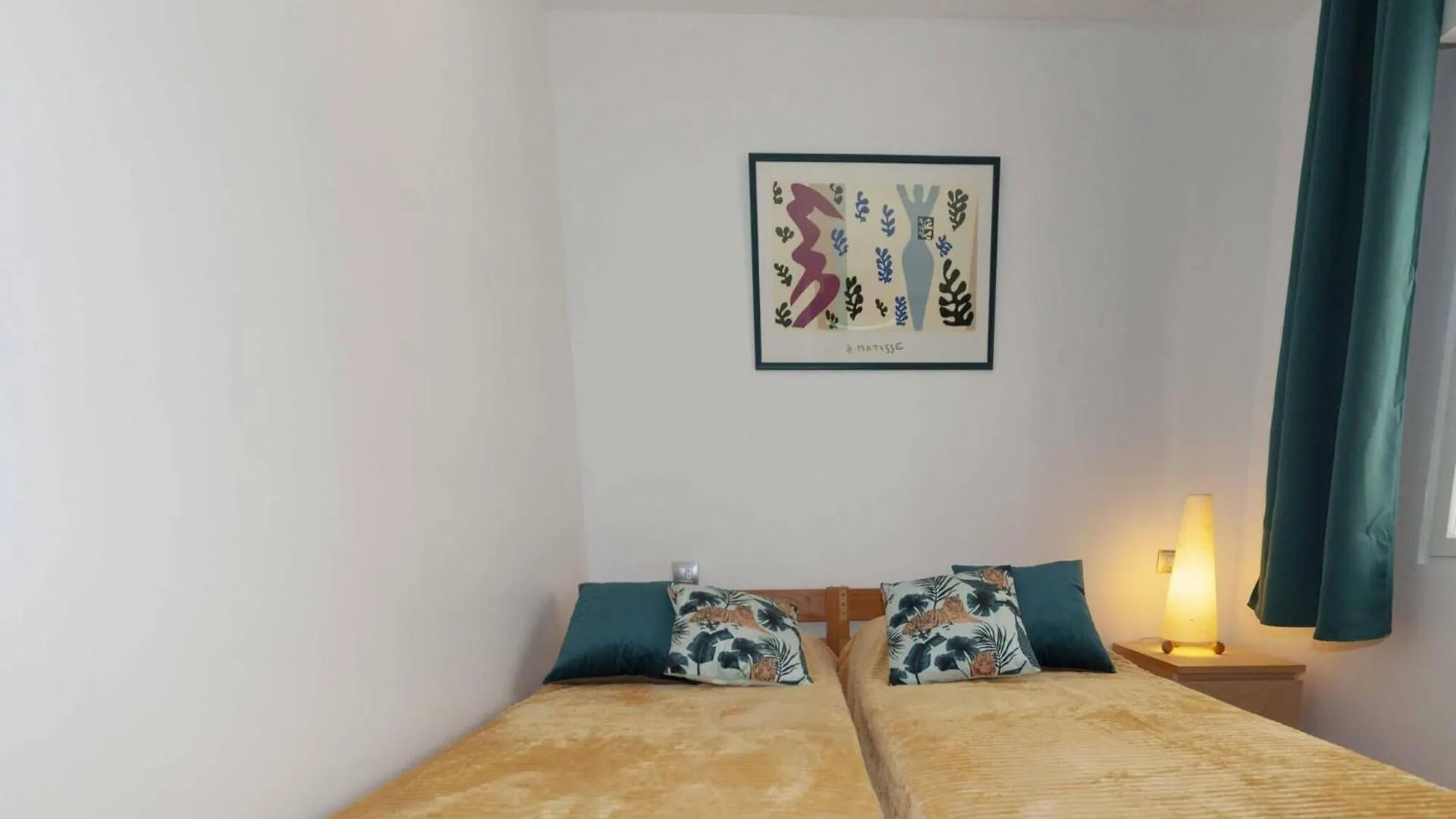 Apartment In Roses With Mountain Views